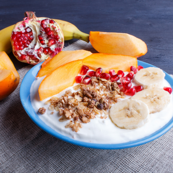 Domača granola z  jogurtom in sadjem