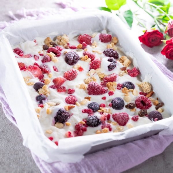 Zmrznjen jogurt z gozdnimi sadeži in oreščki